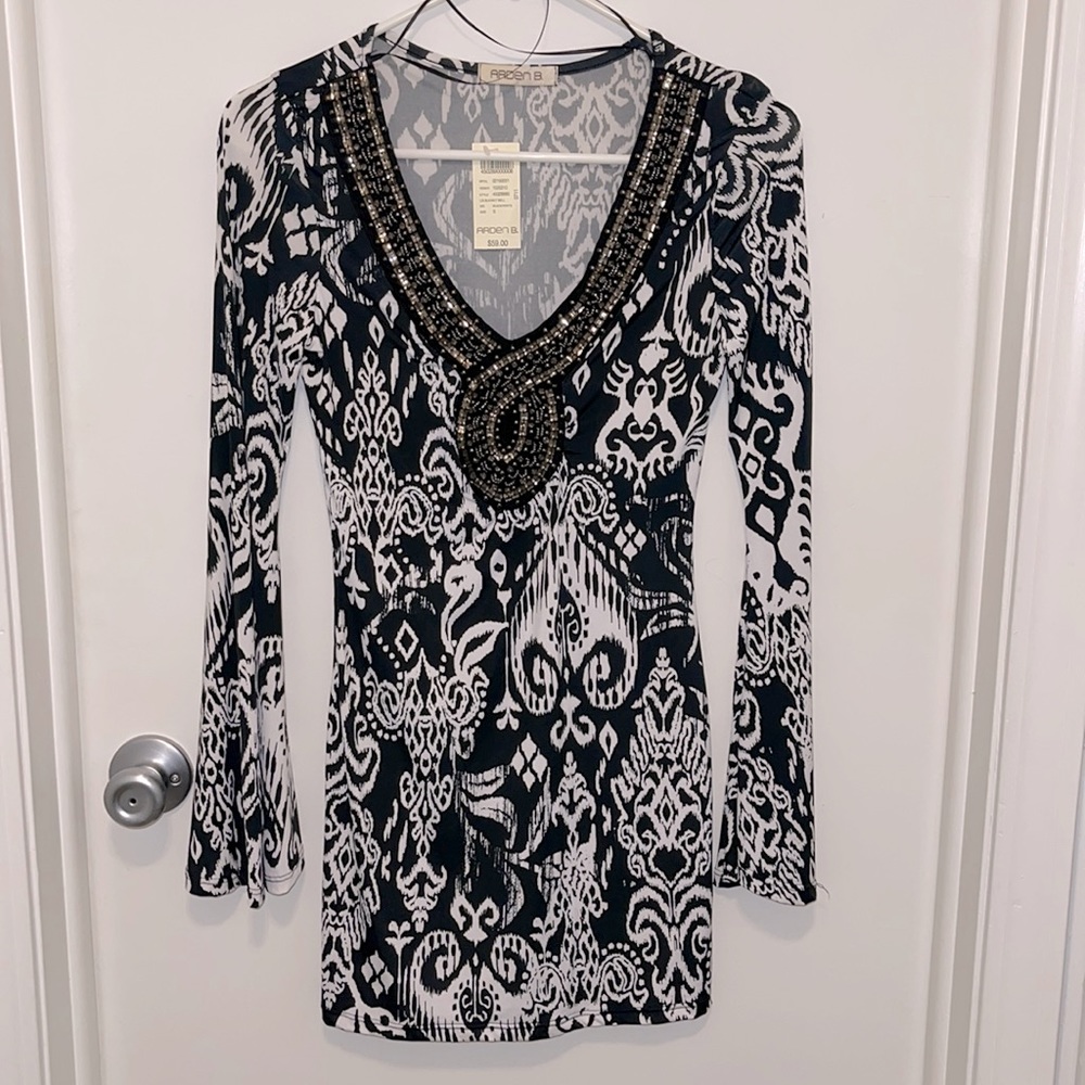 Tribal print dress!! Never worn! Size small! Beautiful neckline details!!